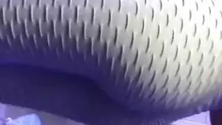 شقراء جشعة تلعق عمود سائق التاكسي السميك في فيلم إباحي صريح