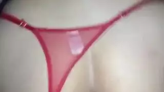 كيوريت كروفتس تستسلم في مشهد بيت دي إس إم باللاتكس المكثف