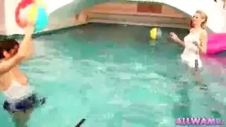 السراويل الرطبة تجعل اكثر نشوة