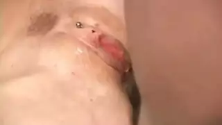 خيال التلميذة: مراهقة شقراء تخلع الزي المدرسي وتمارس الجنس مع شاب أصغر