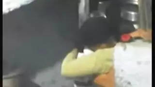 محاصرة ومملوءة: جنس في بئر السلم مع فتاة ممتلئة الصدر