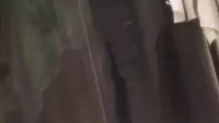كاميرا خفية تراقبها وهي تداعب بظرها حتى النشوة في الحمام