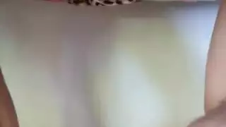 مراهقون جامعيون يدعون زملاء الدراسة لثلاثية جنسية صريحة في السكن