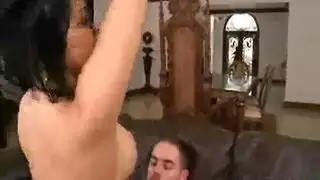 أبيلا تئن من المتعة بينما حبيبها يحفر كسها الرطب ، كما لم يحدث من قبل