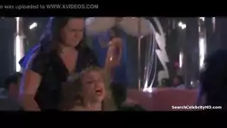 نجمة وعارضة ناضجة تشاركان في تدليك إيروتيكي مكثف مع إيلاج عميق